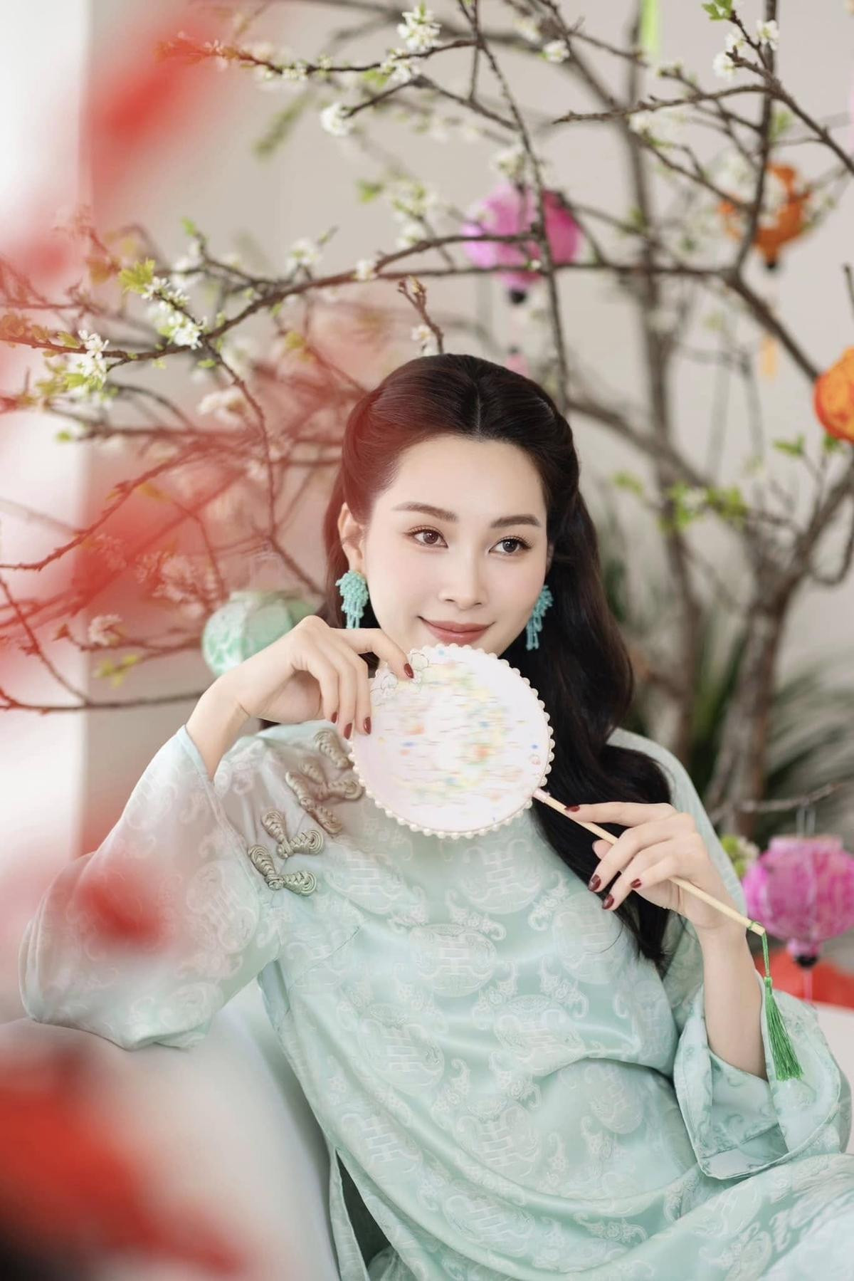 Có thể là hình ảnh về 1 người, đồ ngủ và văn bản