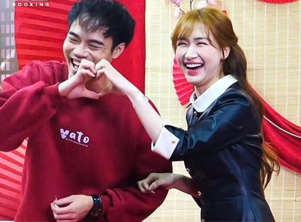 Có thể là hình ảnh về 2 người, tóc mái và văn bản