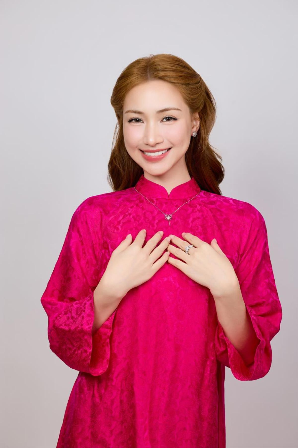 Hoà Minzy phản ứng gay gắt khi bị đùa giỡn quá trớn với một nam cầu thủ nổi tiếng Ảnh 1