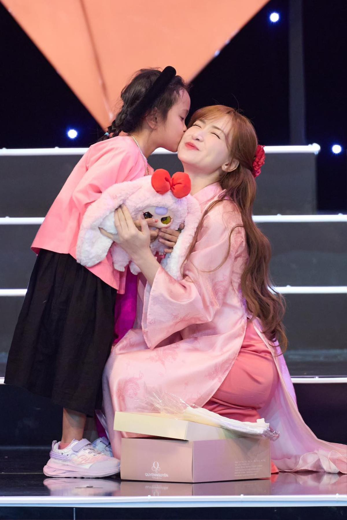 Hoà Minzy phản ứng gay gắt khi bị đùa giỡn quá trớn với một nam cầu thủ nổi tiếng Ảnh 2