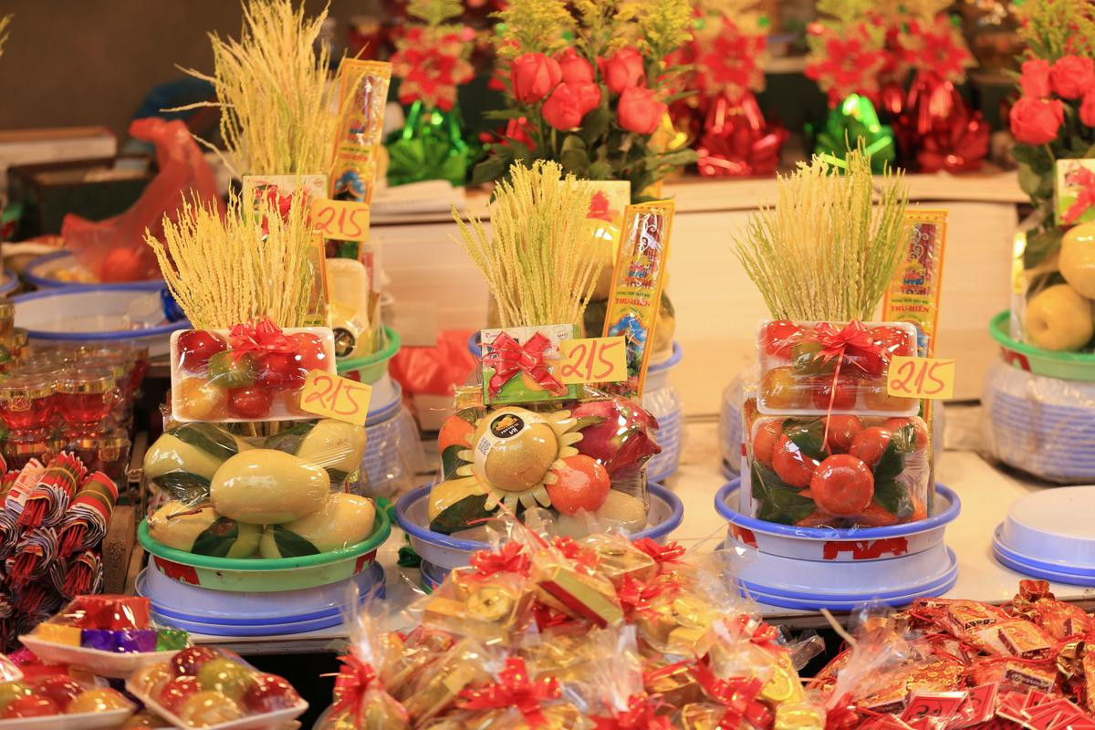Phủ Tây Hồ đông nghịt người đến dâng hương trong ngày làm việc đầu tiên của năm mới Ảnh 4