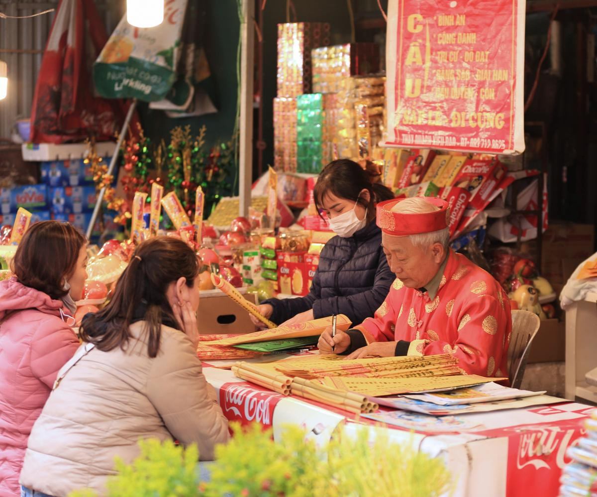 Phủ Tây Hồ đông nghịt người đến dâng hương trong ngày làm việc đầu tiên của năm mới Ảnh 3