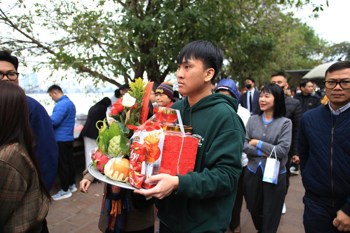 Phủ Tây Hồ đông nghịt người đến dâng hương trong ngày làm việc đầu tiên của năm mới Ảnh 6