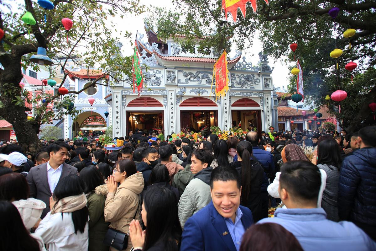 Phủ Tây Hồ đông nghịt người đến dâng hương trong ngày làm việc đầu tiên của năm mới Ảnh 9