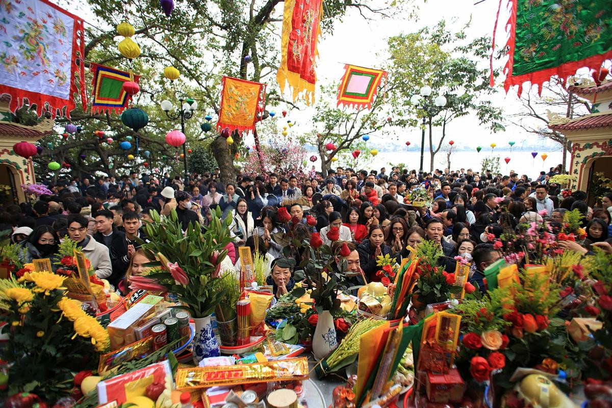 Phủ Tây Hồ đông nghịt người đến dâng hương trong ngày làm việc đầu tiên của năm mới Ảnh 11