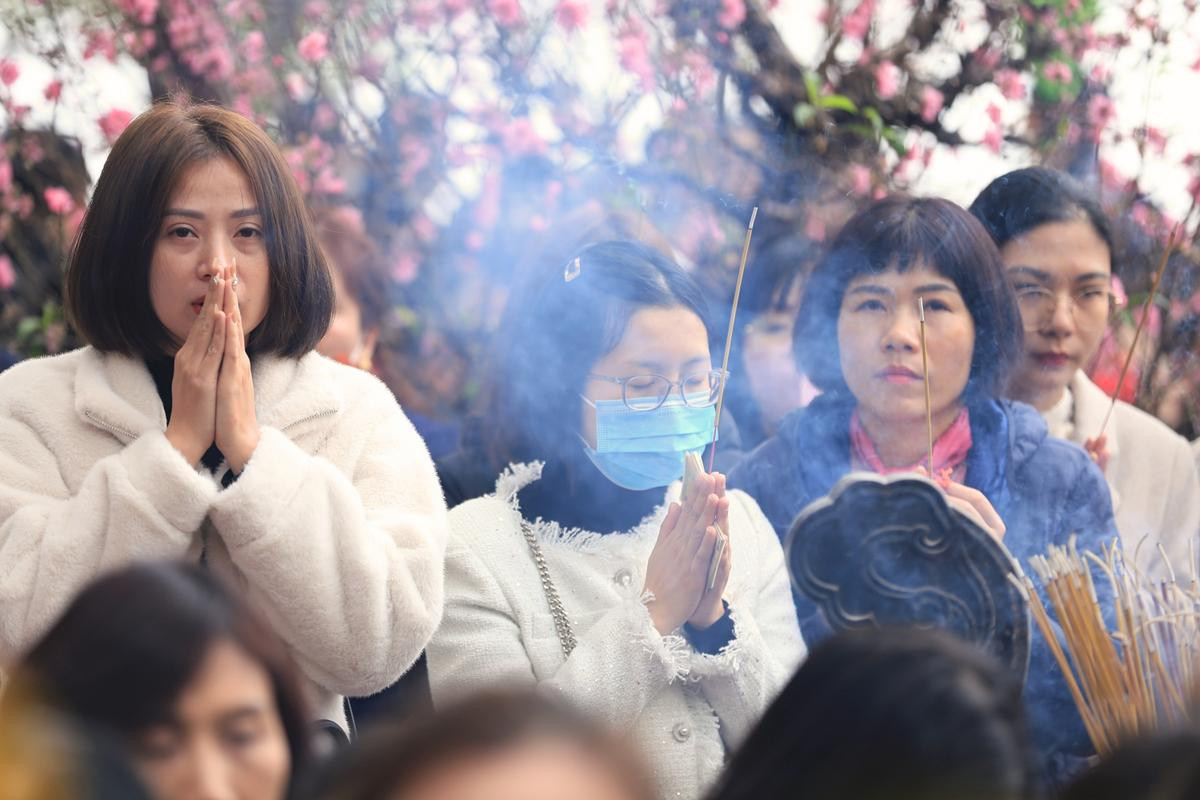 Phủ Tây Hồ đông nghịt người đến dâng hương trong ngày làm việc đầu tiên của năm mới Ảnh 13