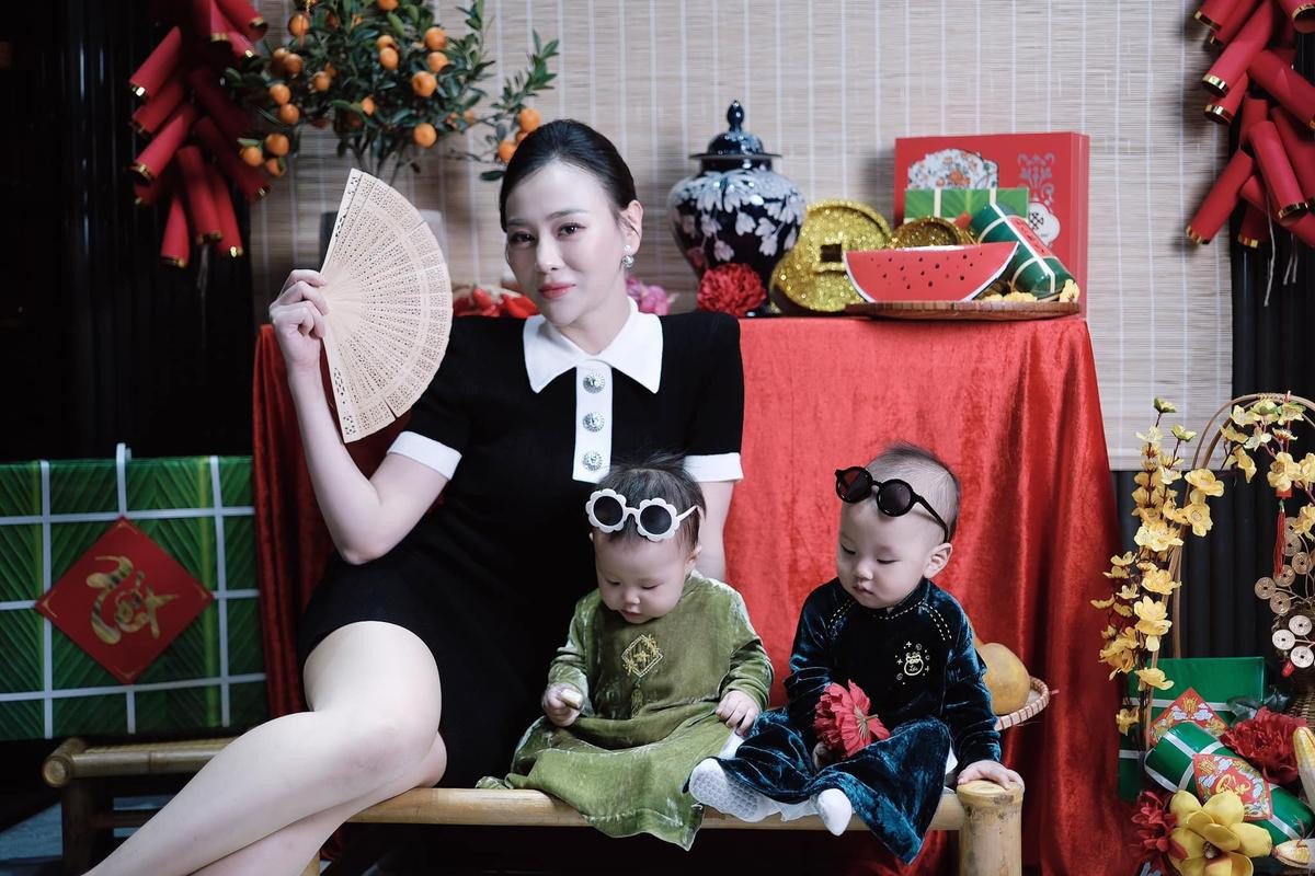 Có thể là hình ảnh về 2 người, em bé và văn bản