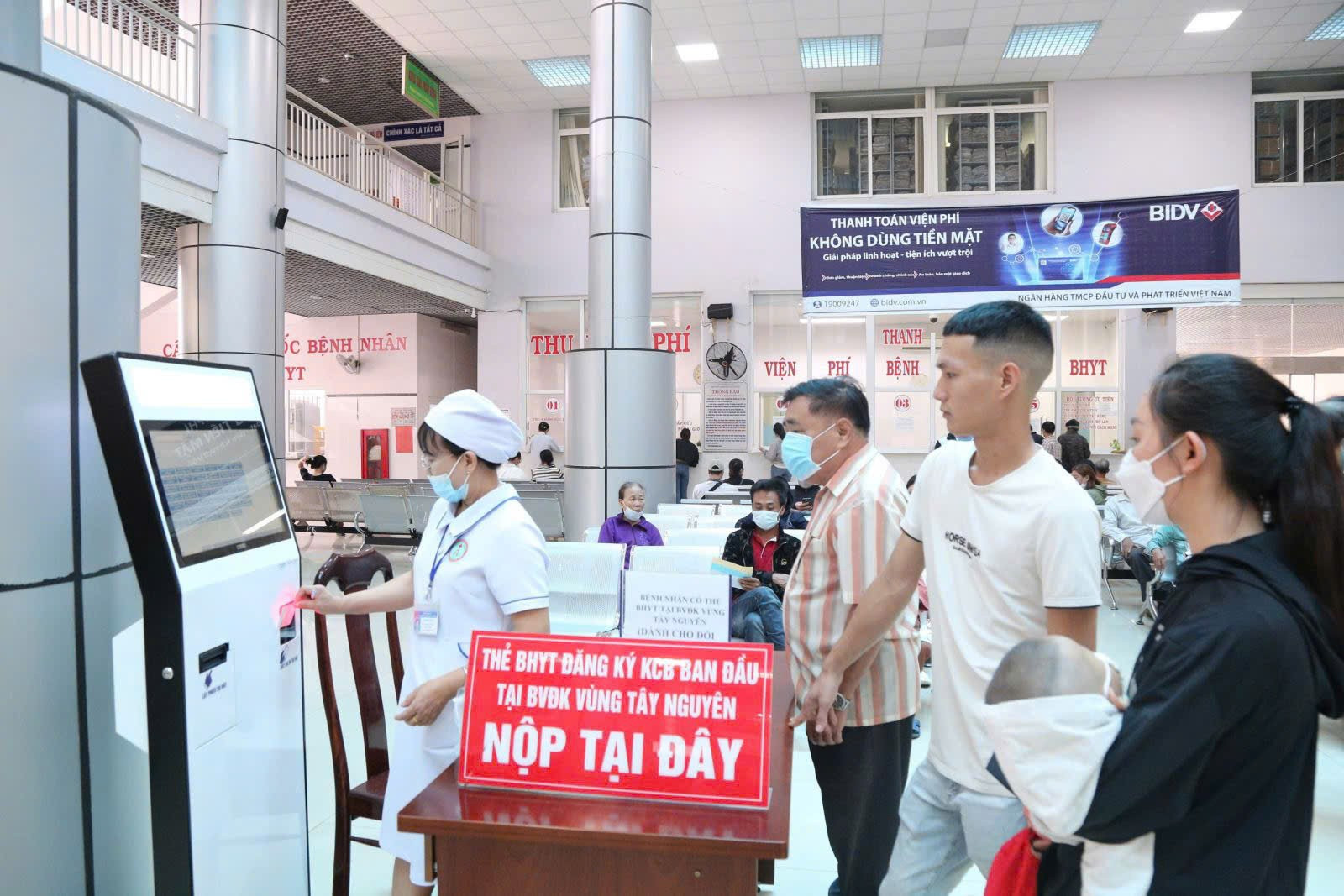 Người bệnh không phải quay lại nơi chuyển để xin cấp lại giấy chuyển tuyến BHYT theo mẫu mới