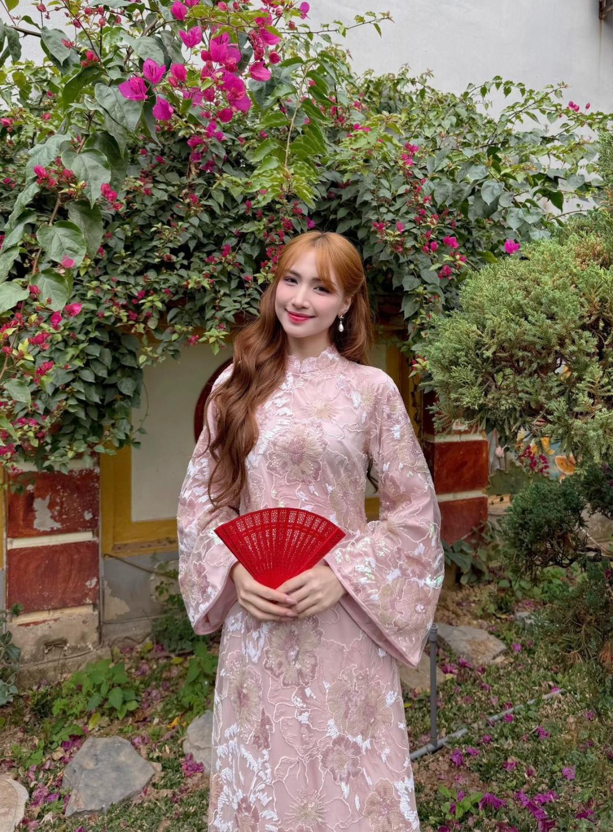 Nhiều fan hy vọng Hòa Minzy sẽ sớm tìm được bờ vai chia sẻ sau chuyện tình duyên không thành. (Ảnh FBNV)