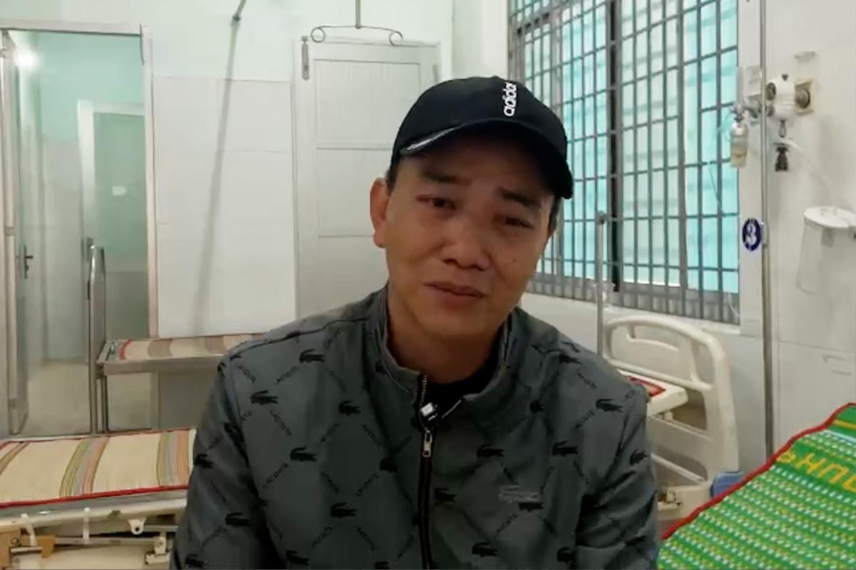 Anh Đỗ Minh Thiện đau đớn khi mất vợ sau vụ tai nạn nghiêm trọng nói trên. Ảnh: báo Lao Động