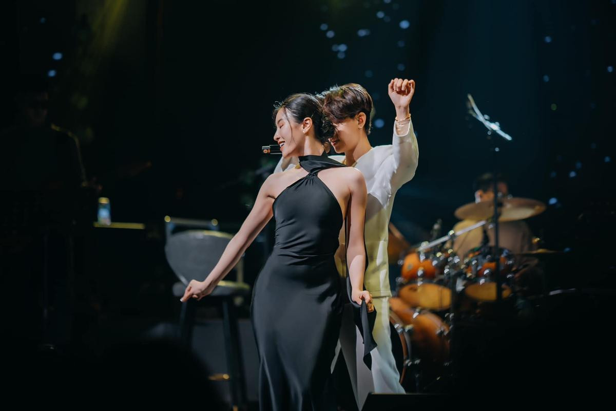 Vũ công Thu Trang biểu diễn ăn ý cùng Vũ Cát Tường tại một concert khiến nhiều khán giả phấn khích. Cô sở hữu vóc dáng quyến rũ, vô cùng lôi cuốn. (Ảnh FBNV)