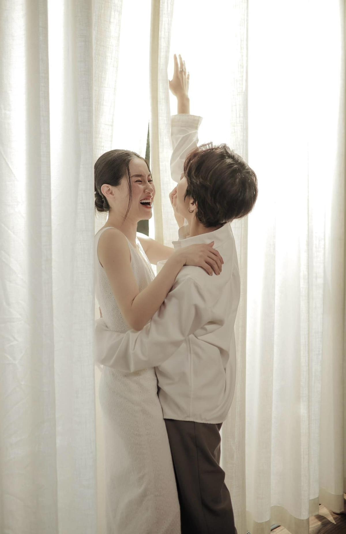 Thu Trang sở hữu vẻ đẹp dịu dàng, thanh lịch nhưng không kém phần quyến rũ.
