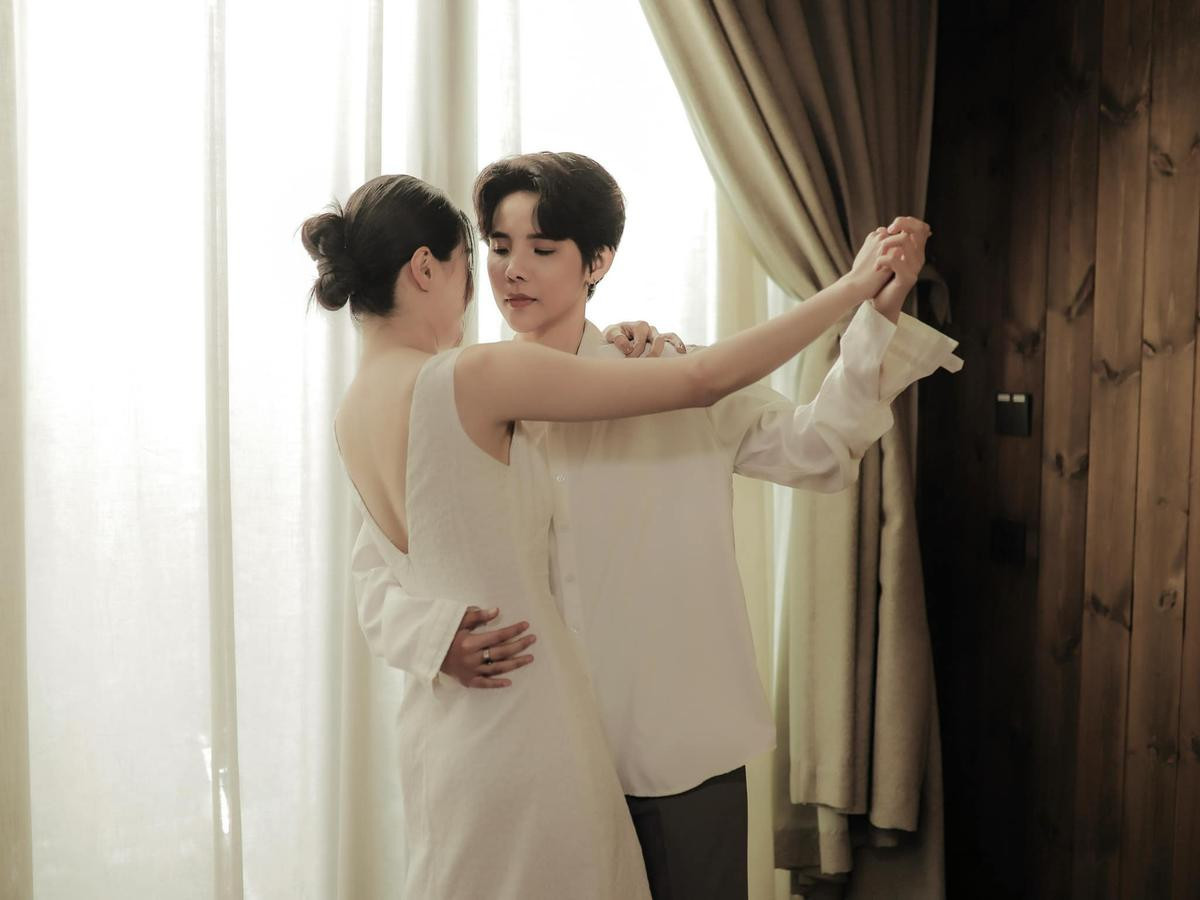 Vũ Cát Tường từng đăng ảnh tình tứ bên vũ công Thu Trang. (Ảnh FBNV)