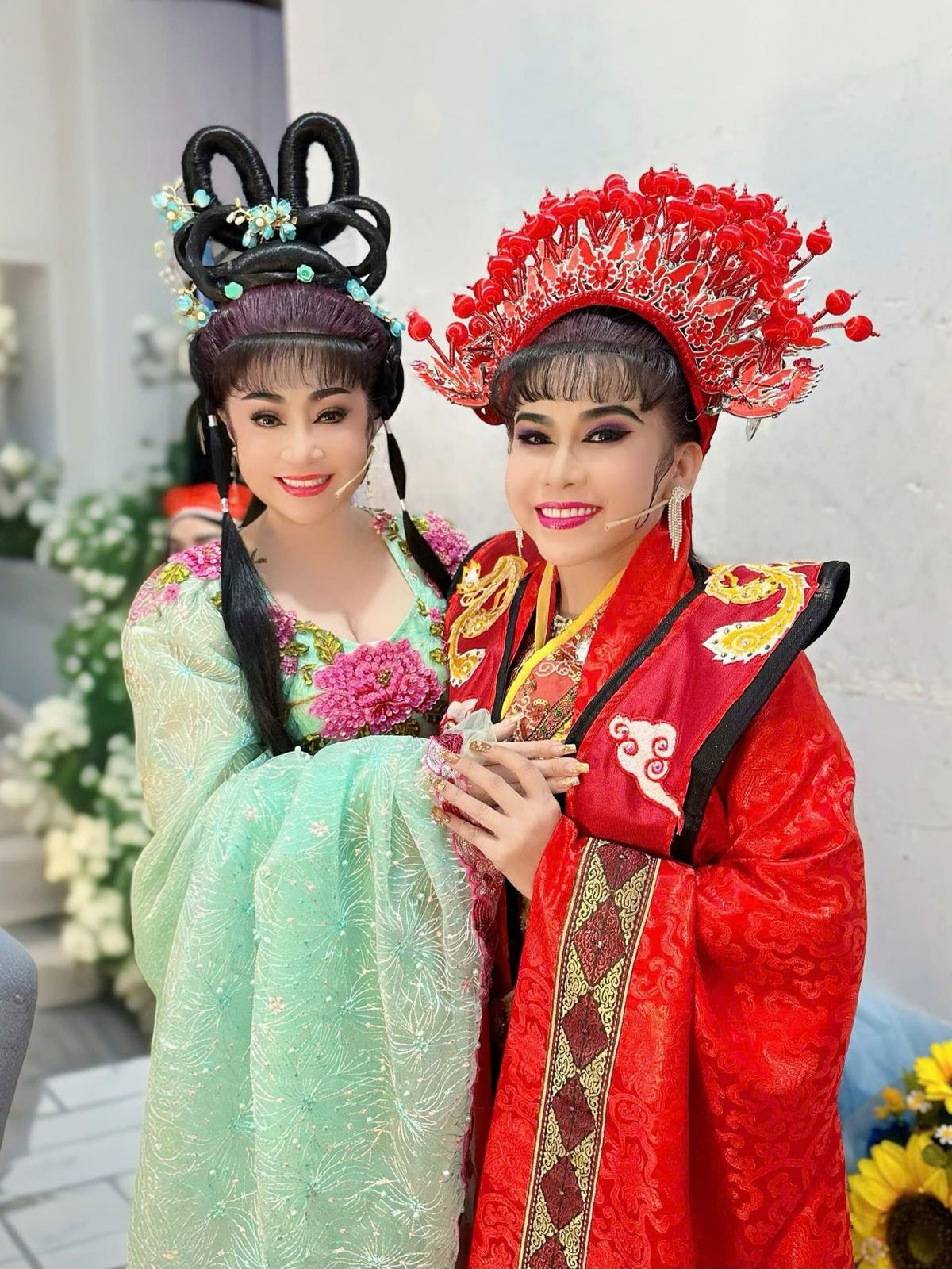 Nghệ sĩ Bình Tinh hạnh phúc chụp với NSƯT Thoại Mỹ ở hậu trường. Ảnh: FBNV
