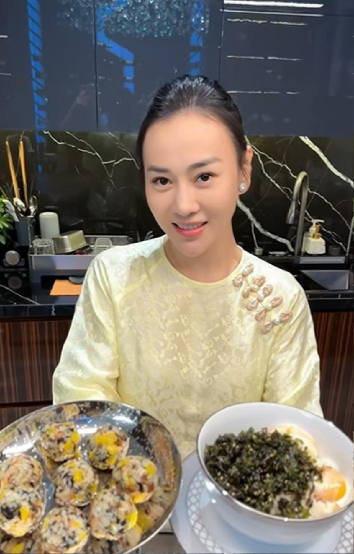Phương Oanh trổ tài vào bếp, tự nấu nhiều món ngon cho chồng con thưởng thức. (Ảnh chụp màn hình từ FBNV)