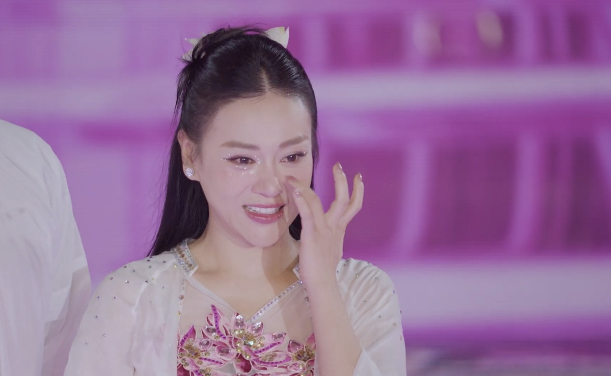 Nữ diễn viên bật khóc sau khi hoàn thành tiết mục ở đêm thi Chung kết Bước Nhảy Hoàn Vũ.