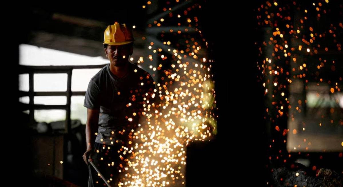 Nhân viên làm việc tại dây chuyền sản xuất gia công thép của một nhà máy ở Mandi Gobindgarh, bang Punjab, phía bắc Ấn Độ - (Ảnh chụp ngày 19 tháng 10 năm 2024/REUTERS).