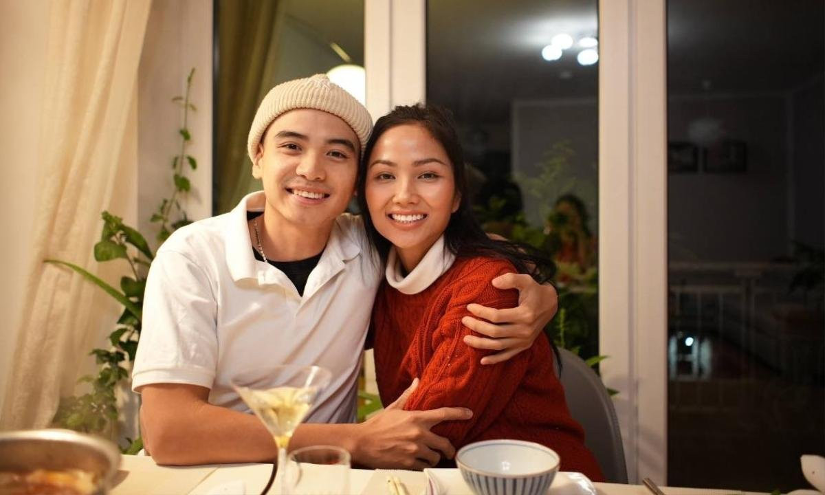 Chuyện tình của H'Hen Niê và bạn trai bắt đầu từ năm 2018. (Ảnh: FBNV)