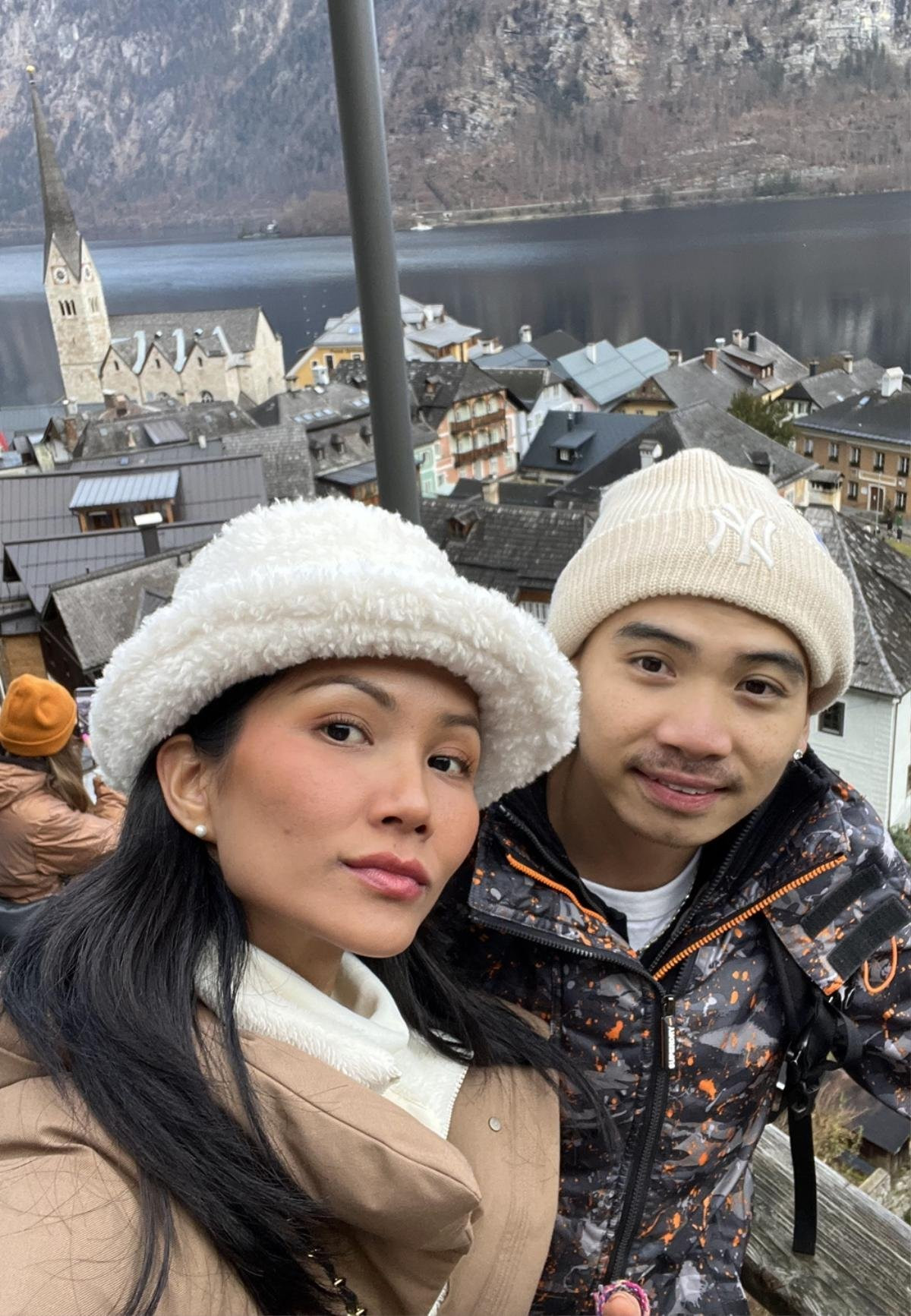 H'Hen Niê và bạn trai vượt qua hai lần 'sóng gió' để đến cái kết viên mãn. (Ảnh: FBNV)
