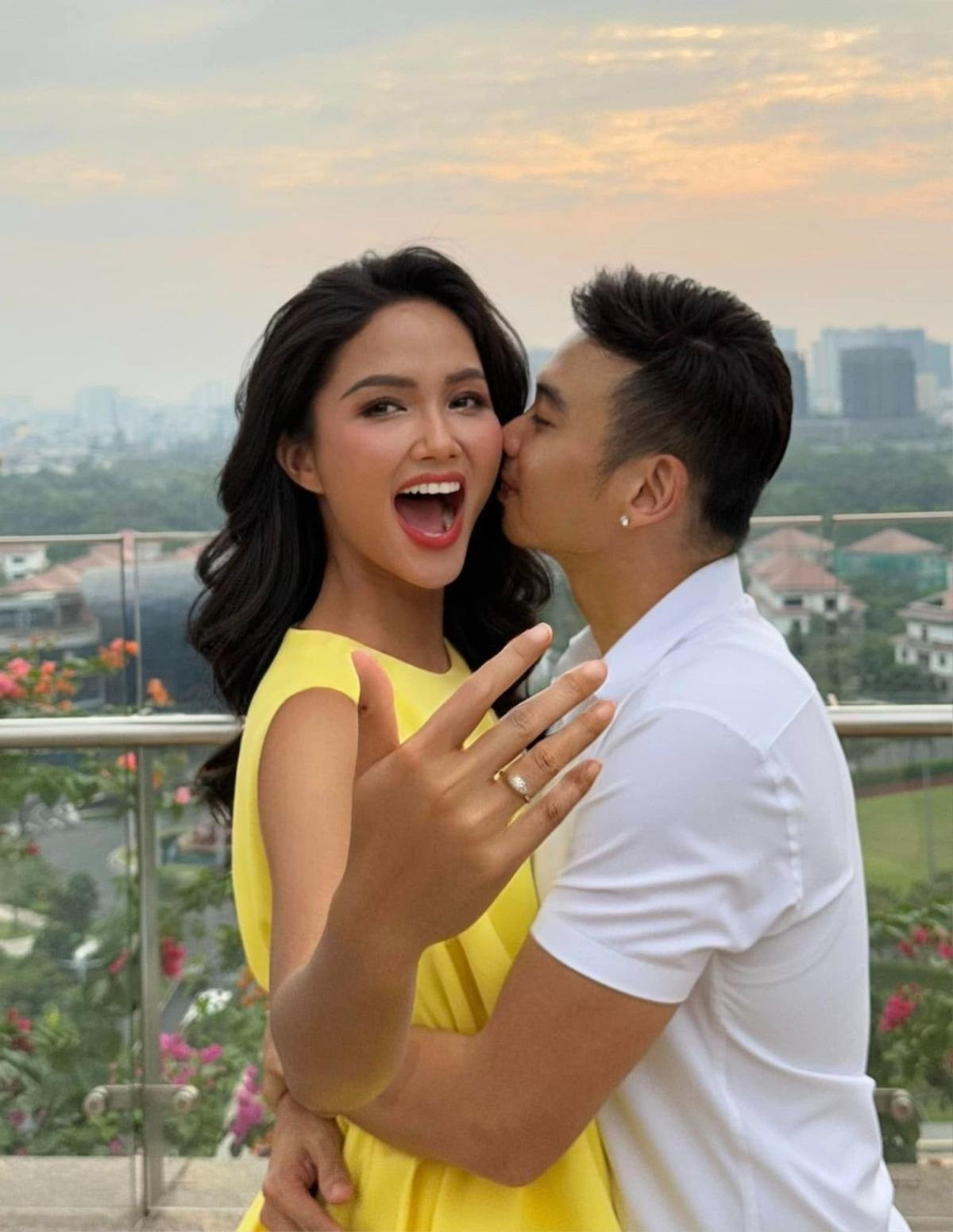 H'Hen Niê nhận được lời cầu hôn của bạn trai sau 7 năm bên nhau.