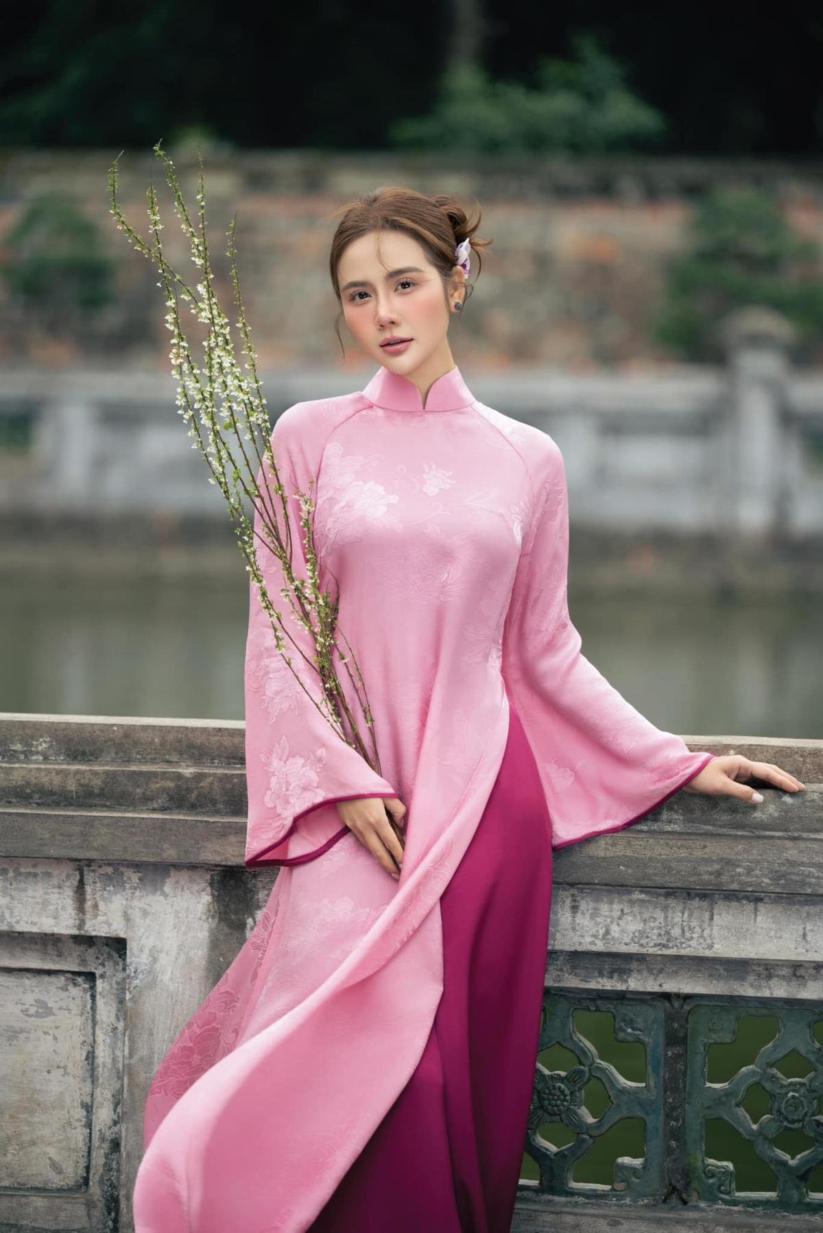 Huyền Lizzie đẹp dịu dàng khi diện áo dài đón Tết. Ảnh: FBNV