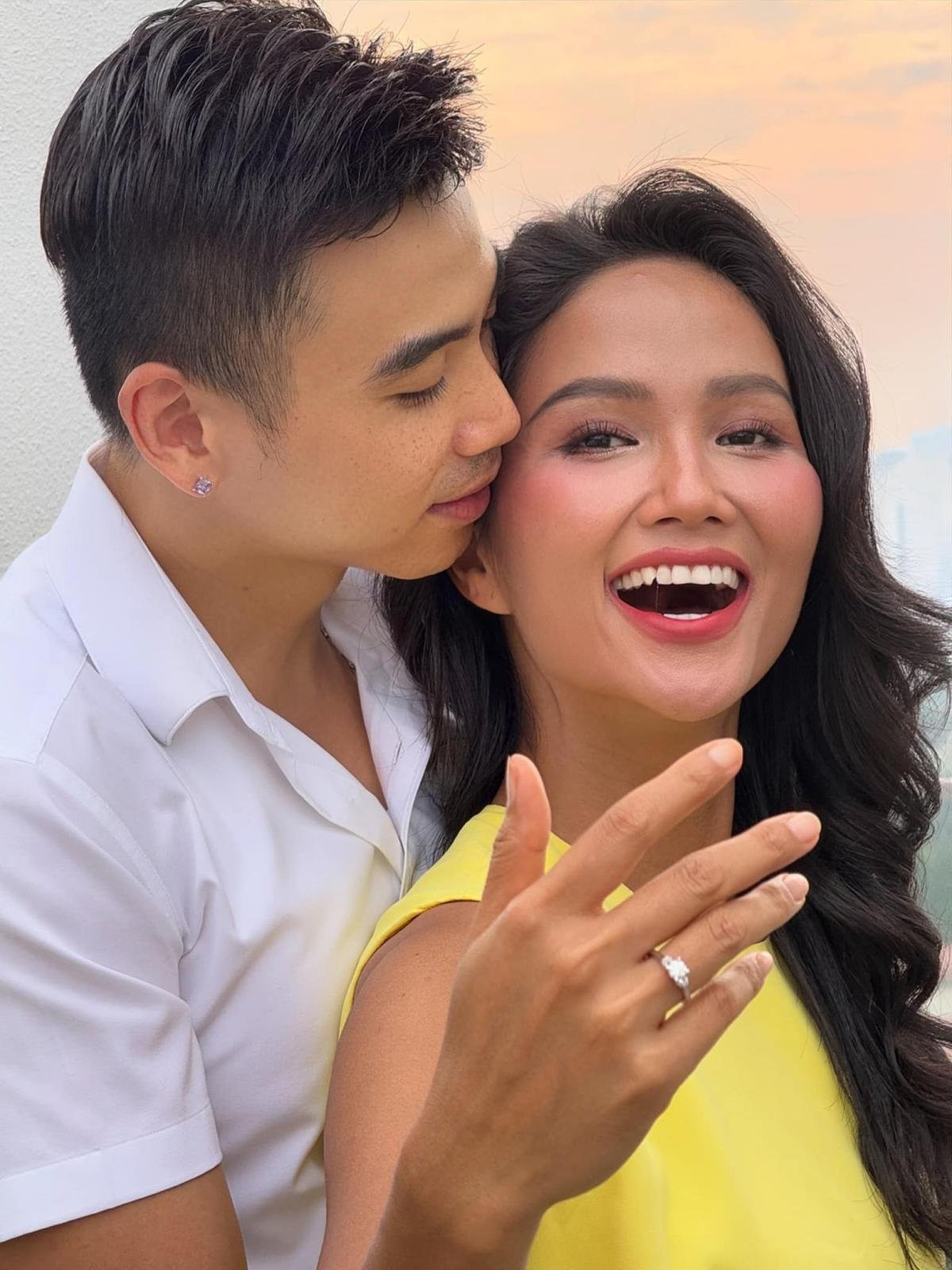 H'Hen Niê hạnh phúc khoe nhẫn cầu hôn. Ảnh: FBNV