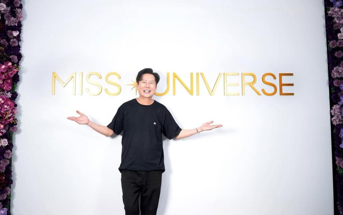 Chủ tịch Miss Grand - Nawat gây sốt toàn cầu khi chụp ảnh cùng logo Miss Universe.