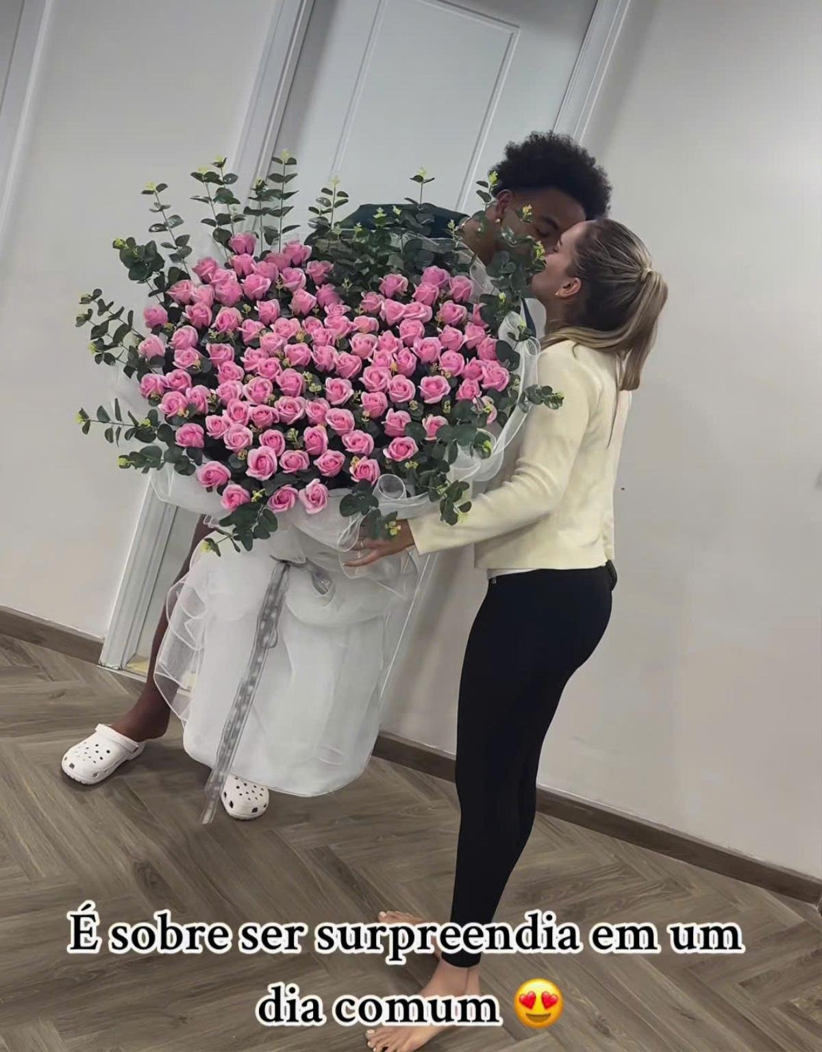 Sự chân thành và tình cảm mà Nguyễn Xuân Son dành cho vợ không chỉ thể hiện qua món quà mà còn ở cách anh bí mật chuẩn bị, mong muốn mang đến cho cô niềm vui bất ngờ. Sau khi nhận hoa, Marcele không giấu được nỗi xúc động, ôm chầm lấy chồng. Cặp đôi trao nhau nụ hôn ngọt ngào như một lời khẳng định cho tình cảm bền chặt của họ. Ảnh: IGNV
