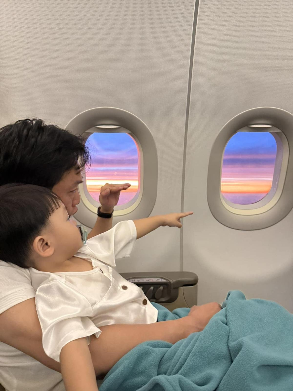 Anh được nhiều người nhận xét là người cha mẫu mực, dịu dàng và hết lòng yêu thương các con. (Ảnh FBNV)