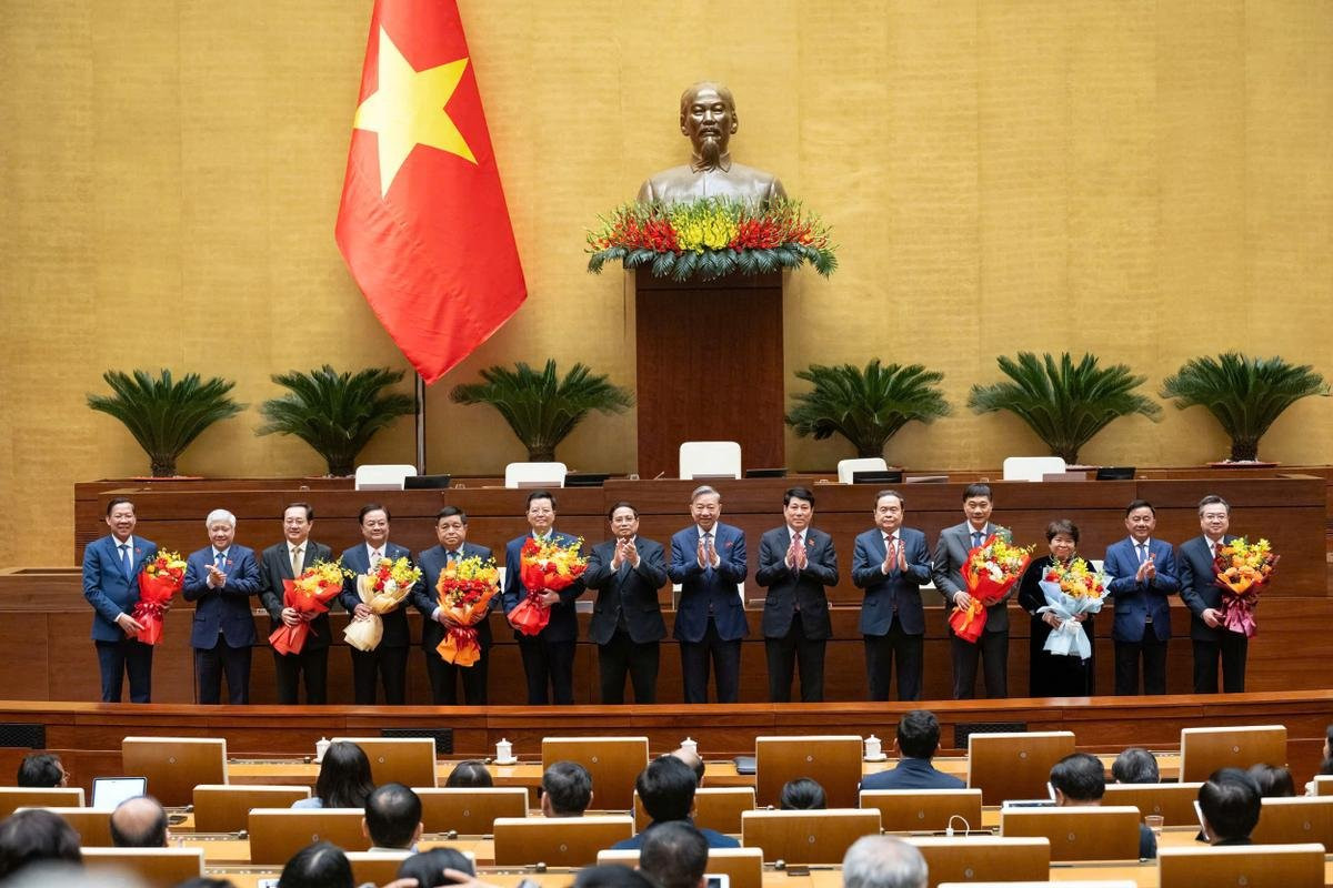 Tổng Bí thư Tô Lâm, Chủ tịch nước Lương Cường, Thủ tướng Phạm Minh Chính, Chủ tịch Quốc hội Trần Thanh Mẫn tặng hoa chúc mừng Phó Chủ tịch Quốc hội, Ủy viên UBTVQH, Chủ nhiệm một số Ủy ban của Quốc hội khóa XV; phê chuẩn đề nghị của Thủ tướng Chính phủ về việc bổ nhiệm Phó Thủ tướng Chính phủ và Bộ trưởng nhiệm kỳ 2021-2026