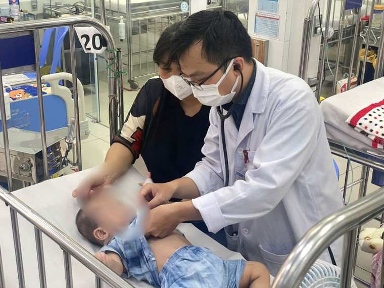 Mưa trái mùa, nhiều dịch bệnh "tấn công" trẻ ảnh 1