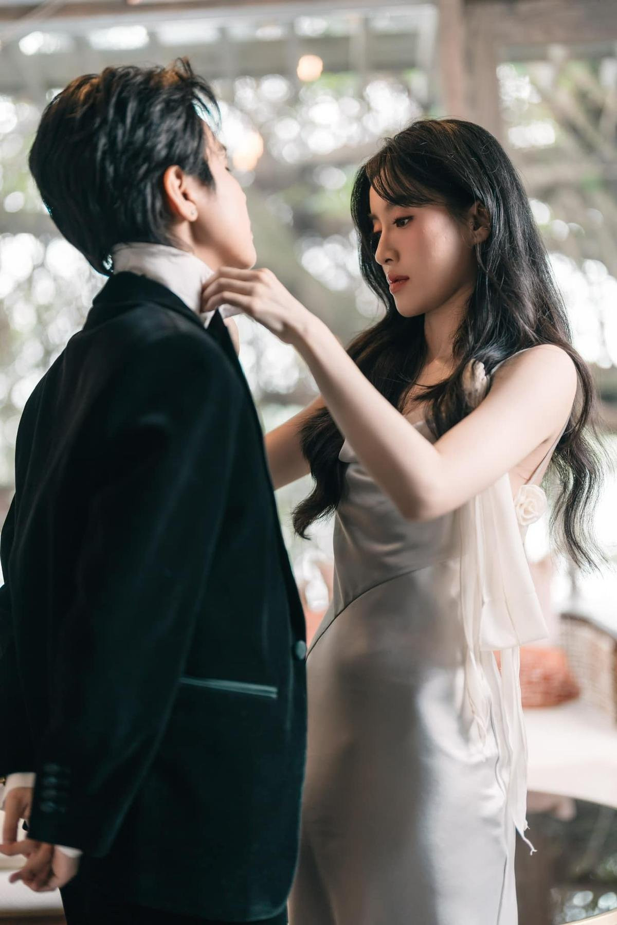 Vũ Cát Tường được bạn đời ân cần chăm sóc, quan tâm từ những điều nhỏ nhặt. (Ảnh: NVCC)