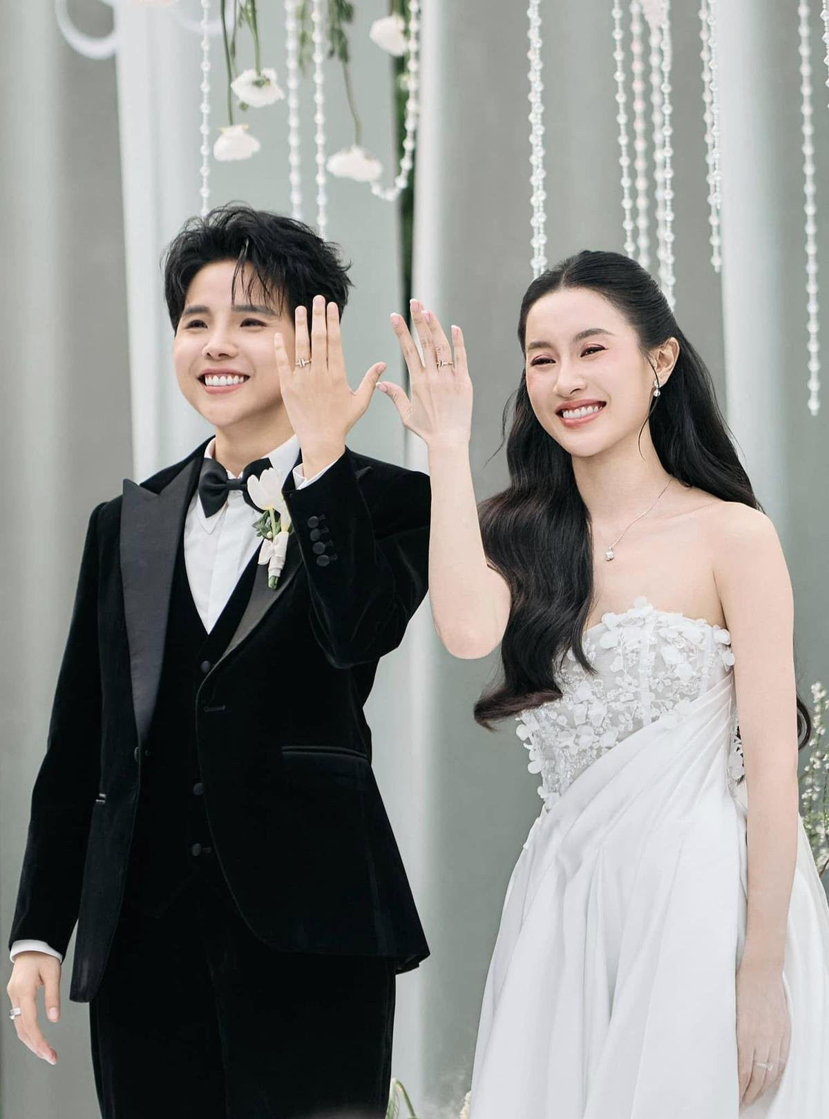 Sau 5 năm hẹn hò kín tiếng, Vũ Cát Tường và vũ công Thu Trang hạnh phúc khi chính thức về chung một nhà!