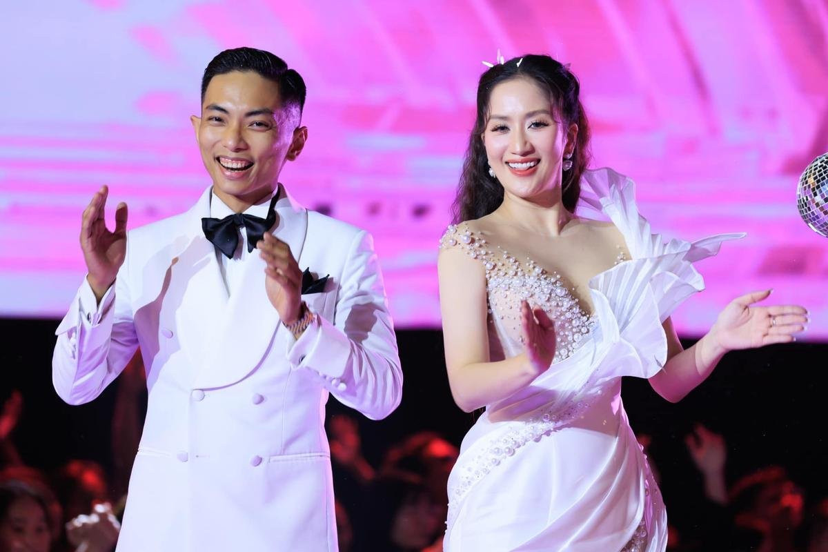 Không chỉ Khánh Thi, Phan Hiển cũng từng lên tiếng bênh vực các con mỗi khi có kẻ gian cố tình bôi nhọ, đưa ra những tin tức thất thiệt. Ảnh: FBNV