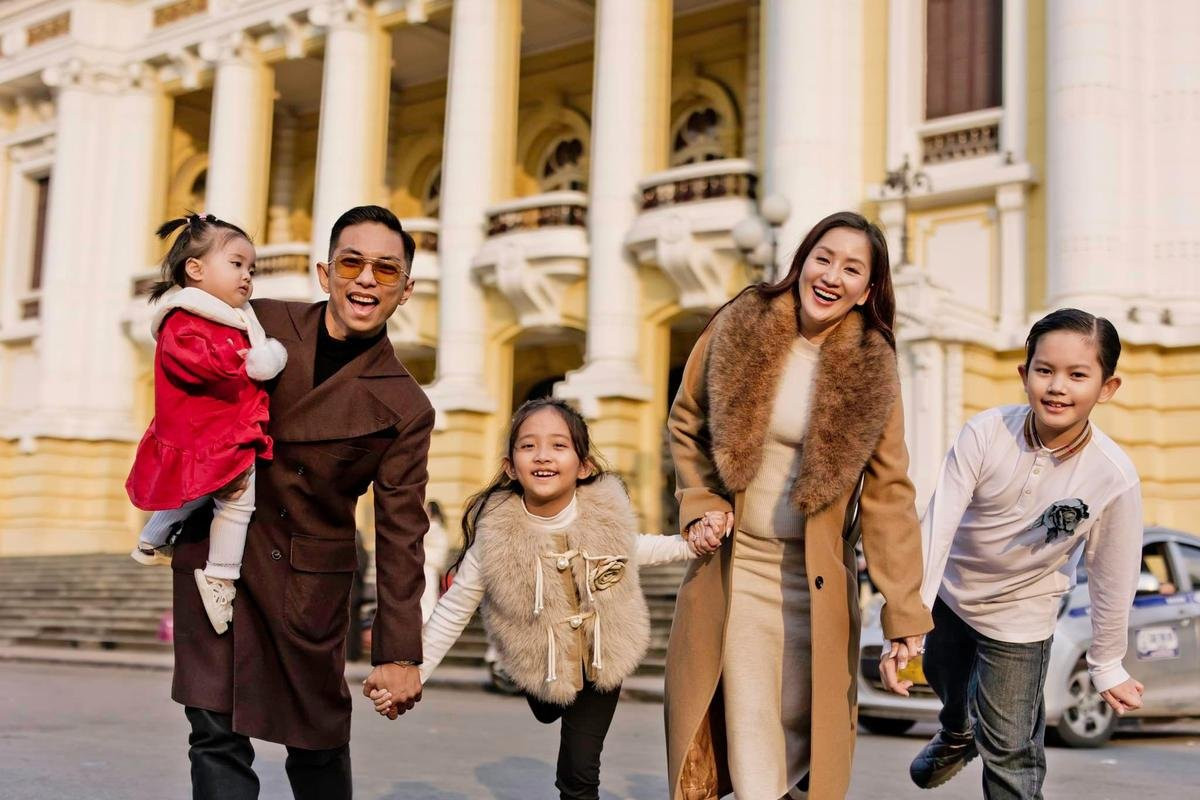 Khánh Thi và Phan Hiển luôn cố gắng ở bên cạnh các con khi có thời gian. Ảnh: FBNV