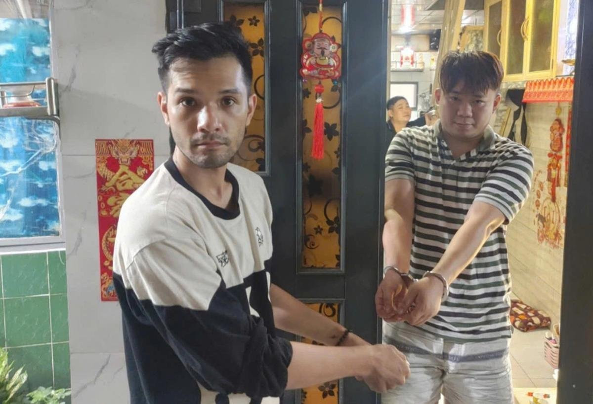 Nhikolai Đinh (trái) bị bắt quả tang khi mua ma tuý về sử dụng.