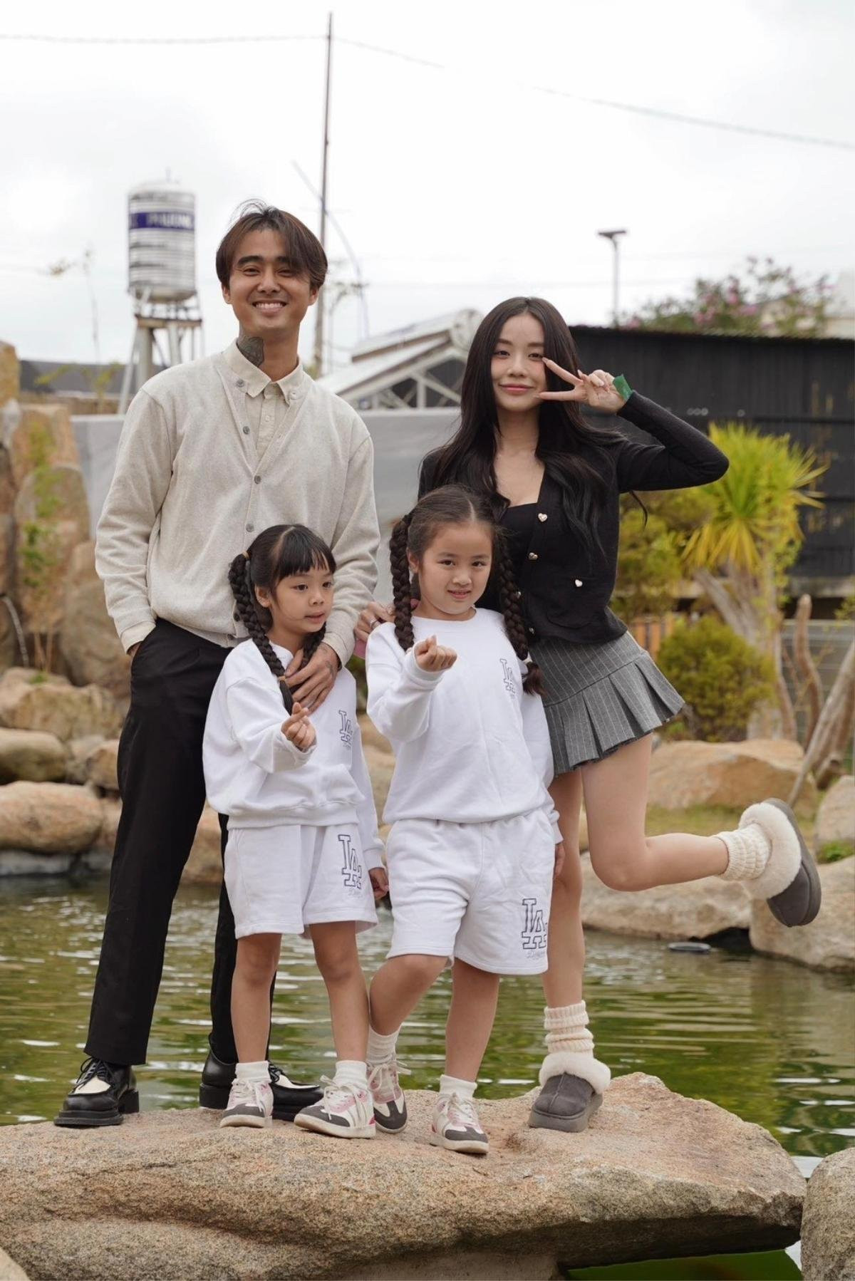 Đạt G rất yêu quý, quan tâm đến 2 con của Cindy Lư. (Ảnh FBNV)