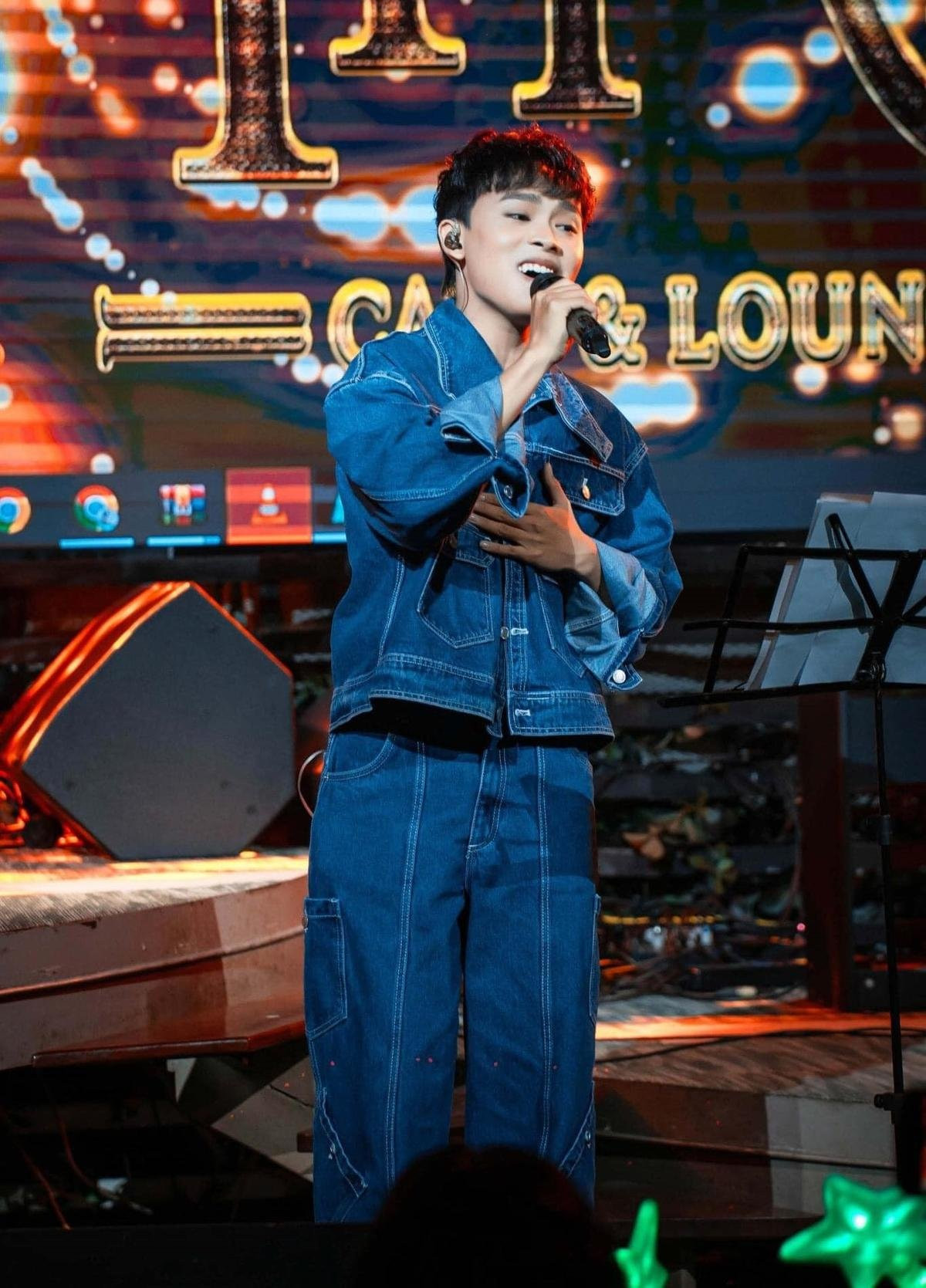 Người hâm mộ tặng tiền cho Hồ Văn Cường trước đêm nhạc, con số ai cũng choáng Ảnh 1