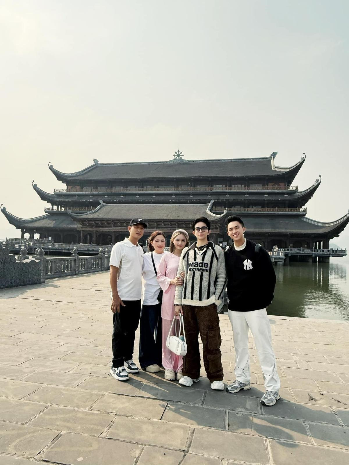 Gil Lê đi du xuân cùng gia đình Xoài Non. (Ảnh FBNV)