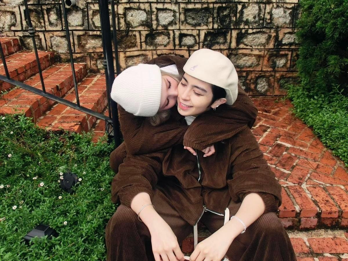 Vào ngày Valentine gần đây, Xoài Non đã chia sẻ khoảnh khắc lãng mạn bên Gil Lê. (Ảnh FBNV)
