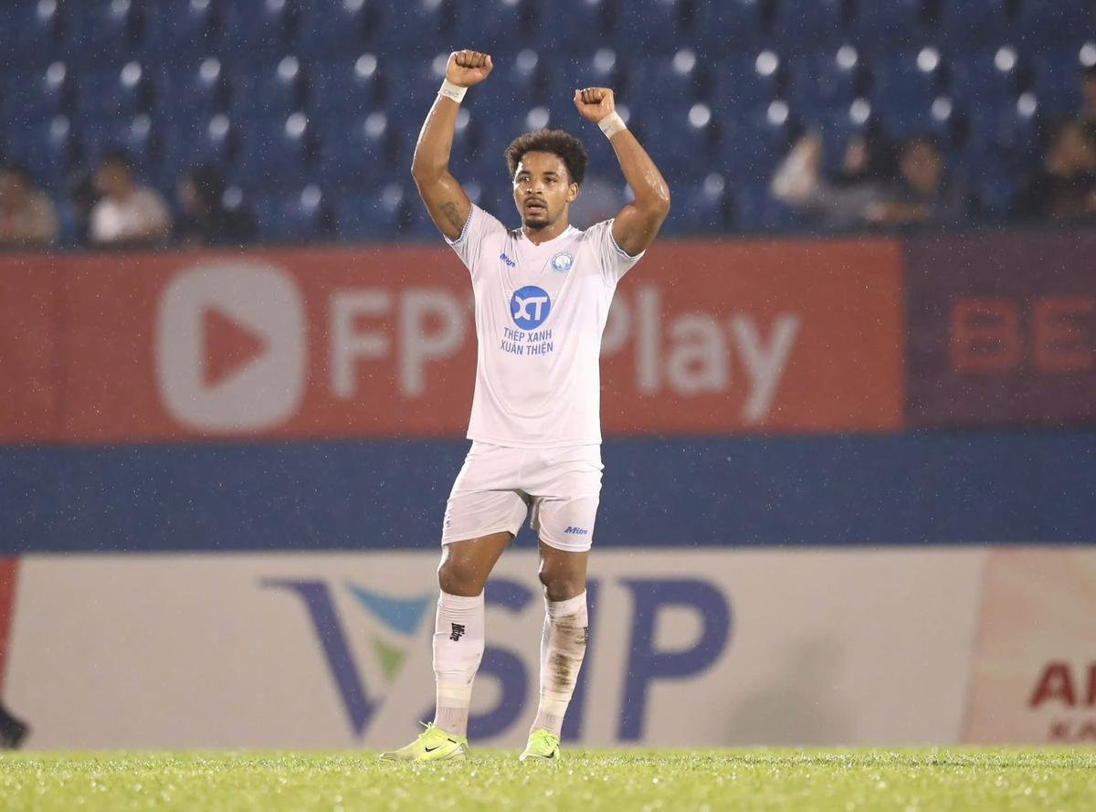 Việc tiền đạo Nguyễn Xuân Son chọn ở lại V.League là một sự lựa chọn sáng suốt. Ảnh: CLB Nam Định