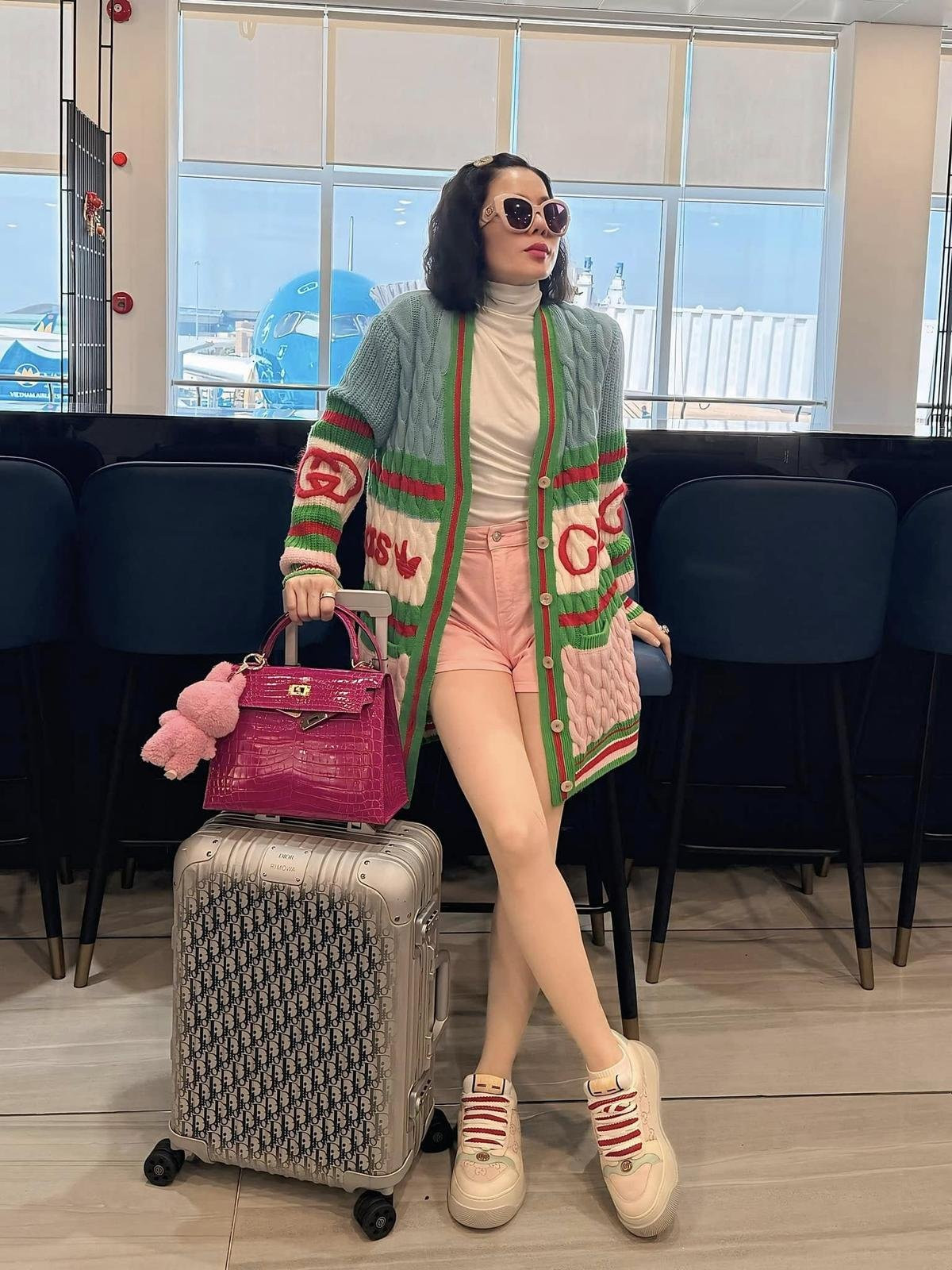 Lệ Quyên sở hữu phong cách thời trang sành điệu, không thua kém các nghệ sĩ trẻ trong giới showbiz. Ảnh: FBNV