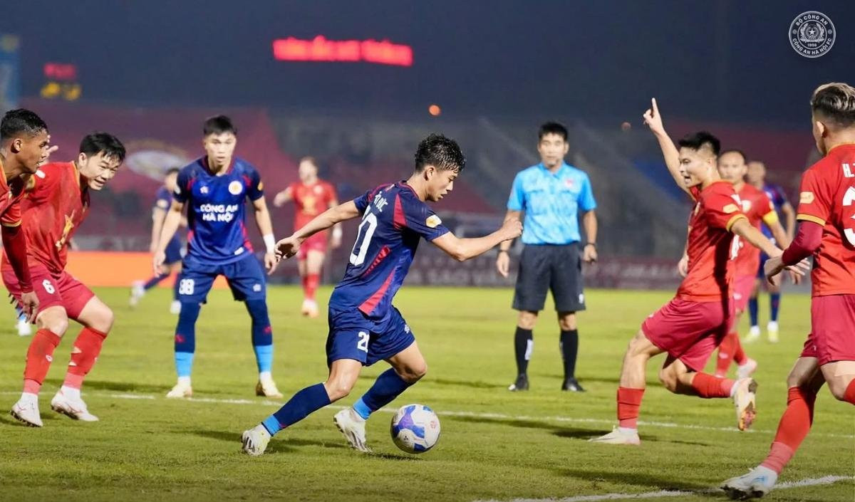 Phong độ của Phan Văn Đức trong màu áo CLB CAHN đang thực sự đáng báo động. Ảnh: CLB CAHN
