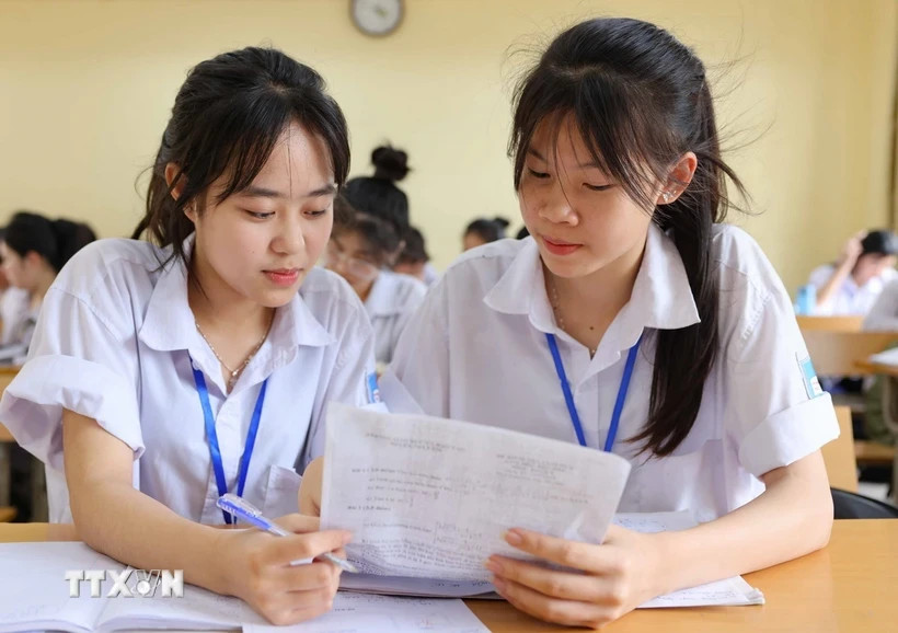 Học sinh ôn tập chuẩn bị cho kỳ thi lớp 10. Nguồn: TTXVN