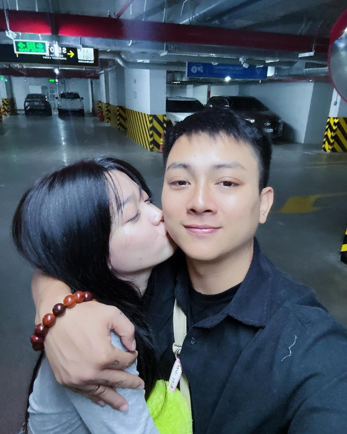 Hình ảnh mới nhất của Hoài Lâm và bạn gái mới tên Thanh Vy. Nhan sắc của cô nàng cũng gây chú ý, trở thành chủ đề bàn luận của netizen. Ảnh: FBNV