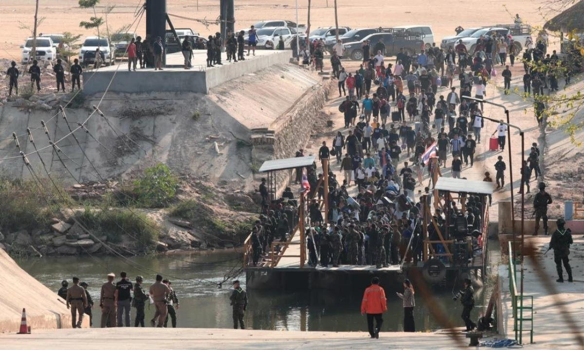 Những người được giải cứu khỏi các trung tâm lừa đảo vượt biên từ Myanmar sang Thái Lan ngày 12/2 (Ảnh: EPA).