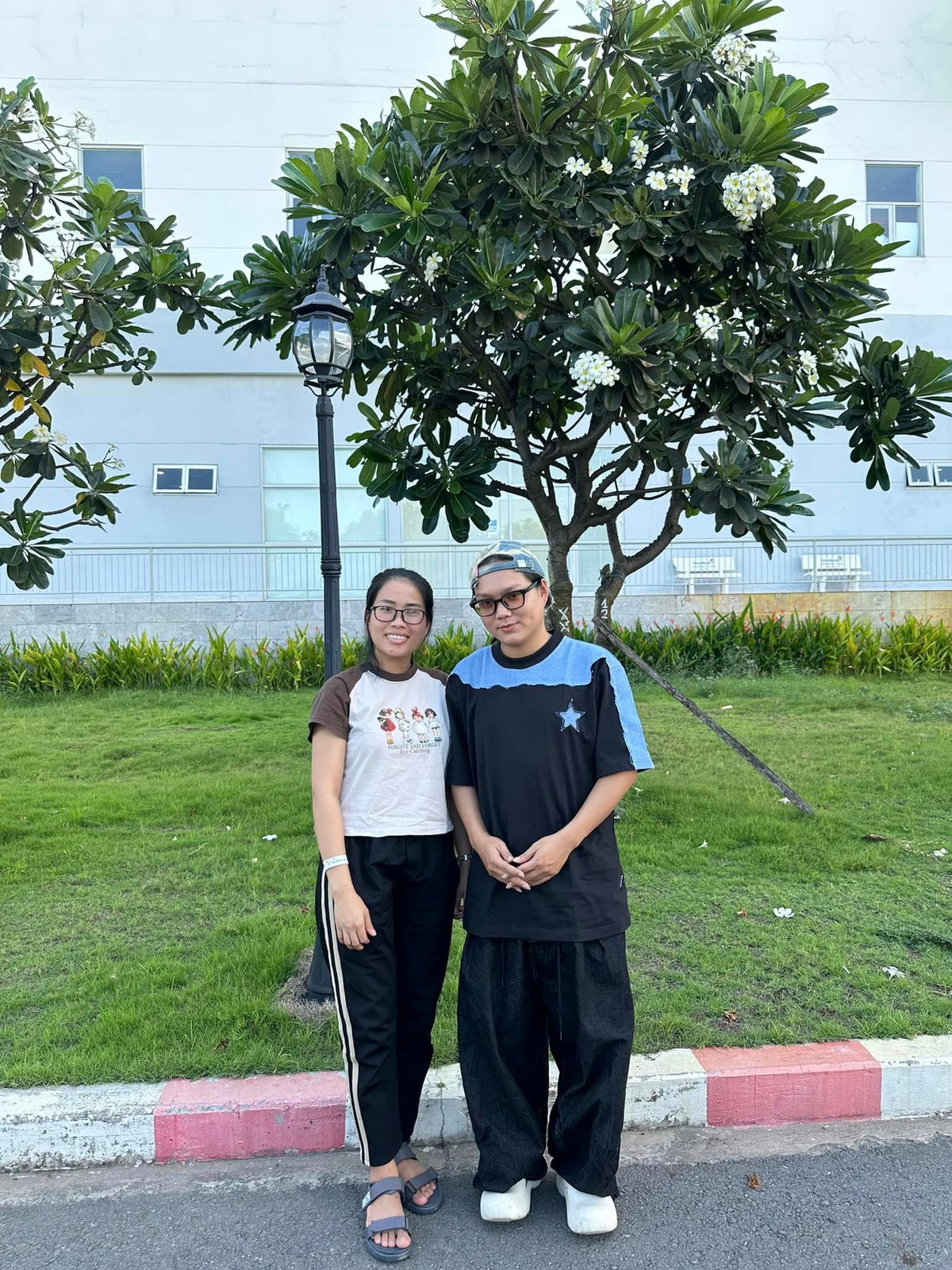 Phạm Thoại và mẹ bé Bắp - chị Thu Hòa. (Ảnh: FBNV)
