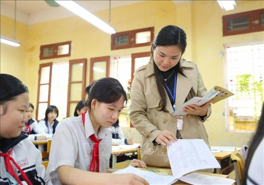 Giáo viên đồng hành cùng học sinh khối 9 ôn tập chuẩn bị cho kỳ thi vào lớp 10, năm học 2024 - 2025. Ảnh: Thanh Tùng/TTXVN.