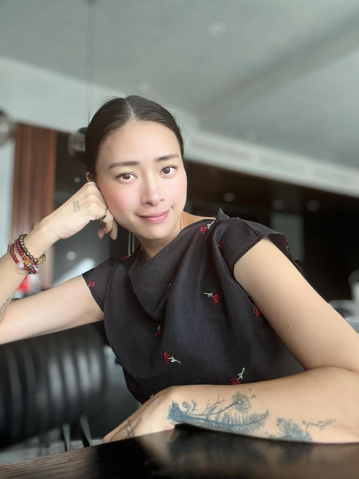 Nữ diễn viên để lộ nhiều bằng chứng đã có tin vui với chồng kém 11 tuổi sau 3 năm kết hôn. (Ảnh: FBNV)
