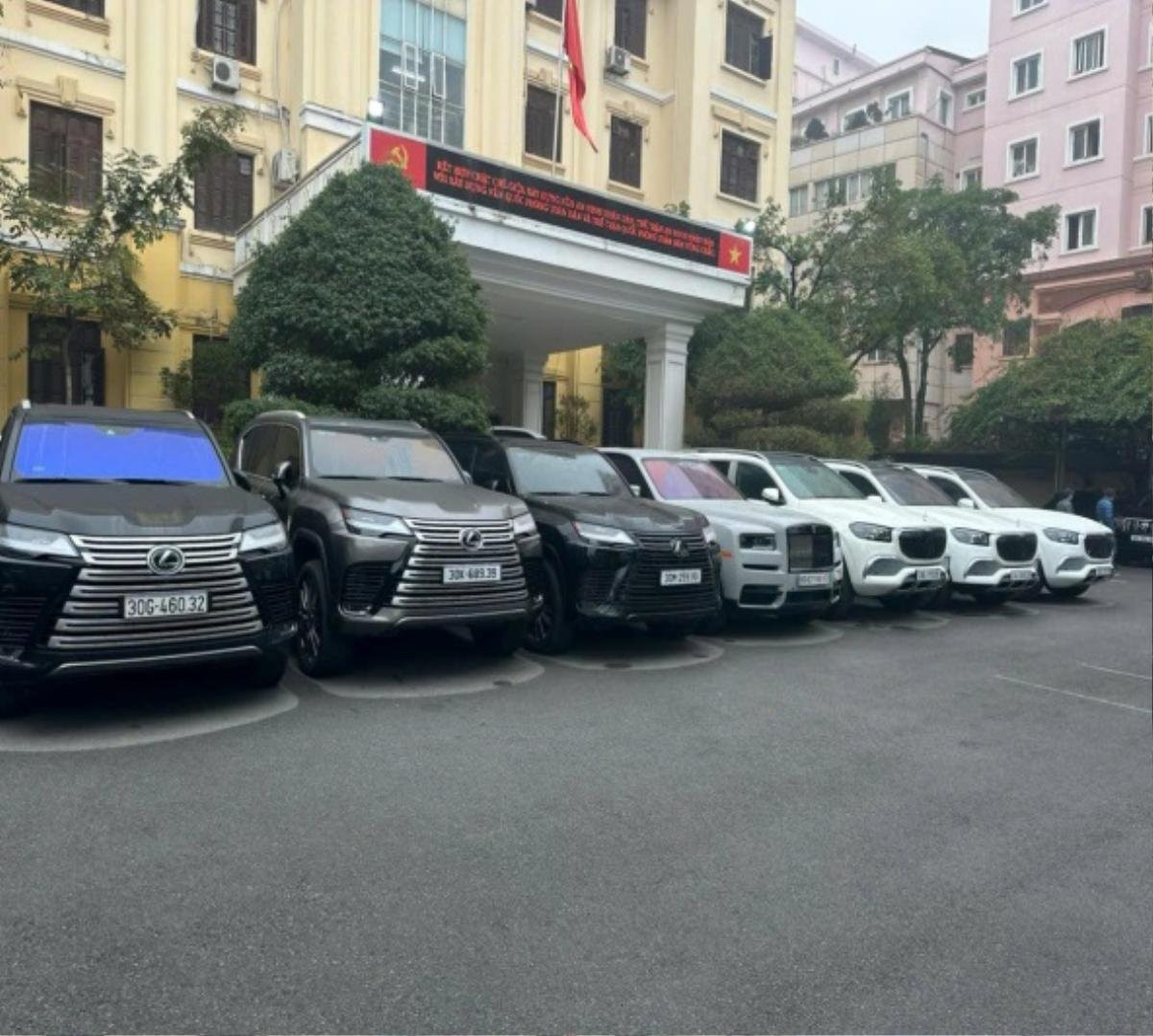 Nhiều xe ô tô hạng sang bị cơ quan Công an thu giữ. Ảnh: Công an TP Hà Nội